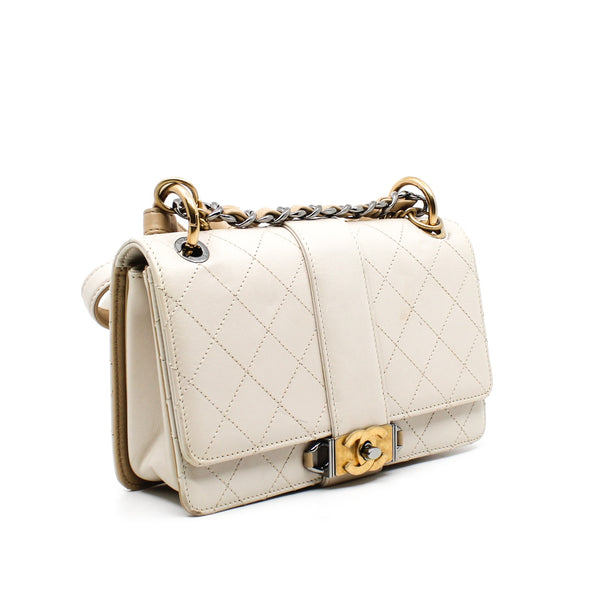 Small CC Chain In White Quilted Calfskin Flap Handbag Multi Hardware Seri 26 - L'UXE LINK