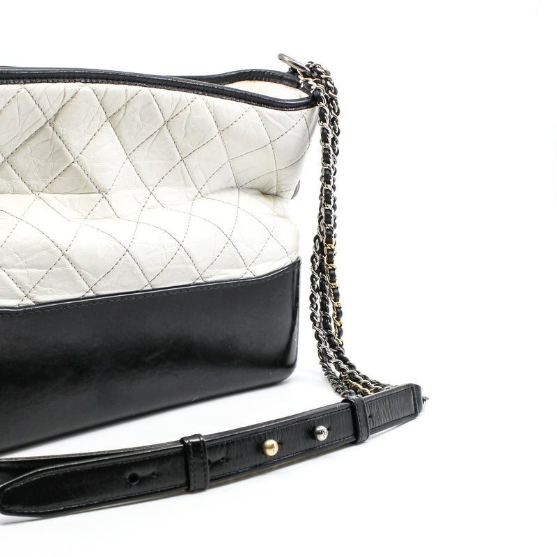 Medium Gabrielle Quilted Aged Calfskin In White/Black Hobo Handbag Seri 25 - L'UXE LINK