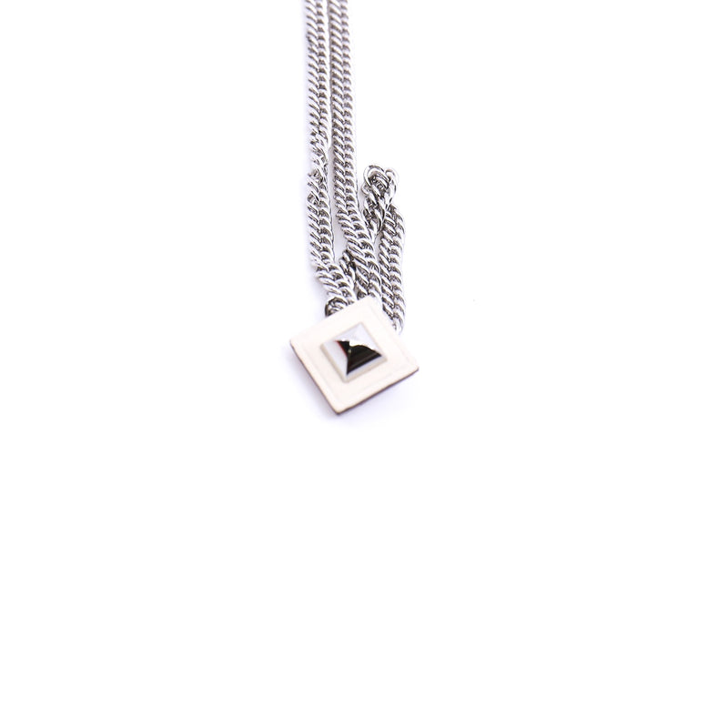 white sqaure shape pandent necklace in phw